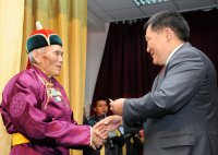 В музее Тувы открылась выставка камнерезных фигур известного мастера