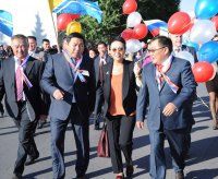 Более 50 праздничных колонн встретили парадом День Города