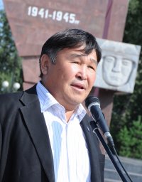 День ВДВ десантники в Туве отметили возложением цветов к памятнику павшим в Великой Отечественной войне