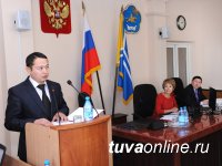 Глава Кызыла Дина Оюн передала Владиславу Ховалыгу портфель наказов избирателей для совместной работы