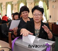 Глава Кызыла Дина Оюн передала Владиславу Ховалыгу портфель наказов избирателей для совместной работы