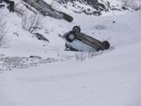 На трассе М-54 автомобиль ВАЗ лавиной снесло в пропасть