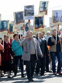 В столице Тувы Парад Победы прошел в особой торжественной атмосфере! "Бессмертный полк" собрал более 600 участников!