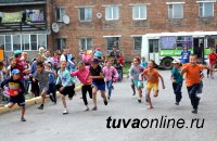Победителям конкурсов на дворовом празднике депутаты вручили футболки «Я ЛЮБЛЮ КЫЗЫЛ»