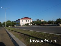 Кызыл: вместо бурьяна – газон! И предупреждающие таблички «По газону не ходить!»