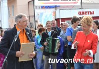 Глава города Дина Оюн вручила юбилейные знаки и денежные премии лучшим благоустроителям Кызыла