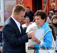 Глава города Дина Оюн вручила юбилейные знаки и денежные премии лучшим благоустроителям Кызыла