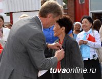 Глава города Дина Оюн вручила юбилейные знаки и денежные премии лучшим благоустроителям Кызыла