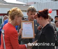 Глава города Дина Оюн вручила юбилейные знаки и денежные премии лучшим благоустроителям Кызыла