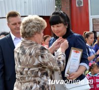 Глава города Дина Оюн вручила юбилейные знаки и денежные премии лучшим благоустроителям Кызыла