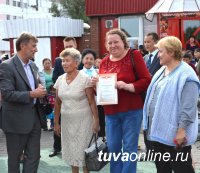Глава города Дина Оюн вручила юбилейные знаки и денежные премии лучшим благоустроителям Кызыла