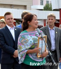 Глава города Дина Оюн вручила юбилейные знаки и денежные премии лучшим благоустроителям Кызыла