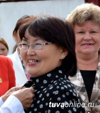 Глава города Дина Оюн вручила юбилейные знаки и денежные премии лучшим благоустроителям Кызыла