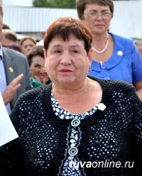 Глава города Дина Оюн вручила юбилейные знаки и денежные премии лучшим благоустроителям Кызыла