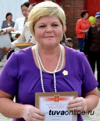 Глава города Дина Оюн вручила юбилейные знаки и денежные премии лучшим благоустроителям Кызыла