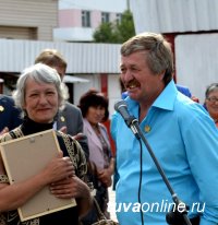 Глава города Дина Оюн вручила юбилейные знаки и денежные премии лучшим благоустроителям Кызыла