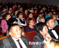 Опытный учитель биологии Ирина Агбан и легендарный камнерез-учитель Эрес Байынды награждены медалью «100 лет городу Кызылу»