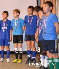 В Кызыле при поддержке Главы города торжественно наградили победителей и призеров турнира по мини-футболу среди школьников