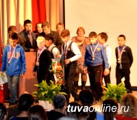 В Кызыле при поддержке Главы города торжественно наградили победителей и призеров турнира по мини-футболу среди школьников