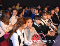 В Кызыле при поддержке Главы города торжественно наградили победителей и призеров турнира по мини-футболу среди школьников