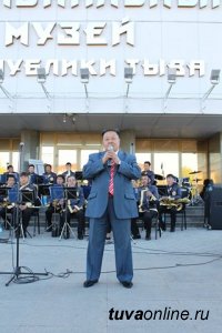 Поздравления с юбилеем принимает директор крупнейшего музея Сибири Виктор Чигжит