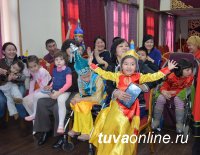 Депутаты Хурала представителей Кызыла организовали утренник для туры детей с ограниченными возможностями