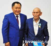 Глава Тувы вручил государственные награды в честь Дня Республики!
