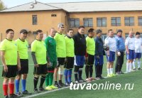 Министр спорта Тувы Юрий Ооржак показал лучшее время в надевании защитного костюма Л-1