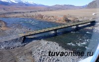В Туве через бурную реку Алаш для удобства чабанов построено два крепких моста