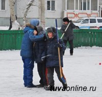 Совет отцов гимназии № 5 залил каток и провел среди школьников турнир по хоккею с мячом на дворовой коробке