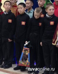 Лариса Шойгу организовала новогодний утренник для детей Бай-Хаака
