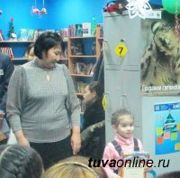Кызыл: Елочку из кубиков, пуговиц, бумаги сделали победители конкурса "Елочка, живи!"