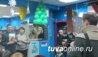 Кызыл: Елочку из кубиков, пуговиц, бумаги сделали победители конкурса "Елочка, живи!"