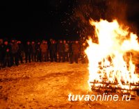 Мэр Кызыла Владислав Ховалыг встретил Шагаа с горожанами на возвышенности у памятника «Кадарчы»