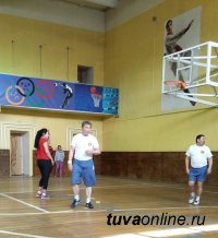 Чаем с молоком и караваем хлеба Кызыл приветствовал кожууны-побратимы на Спартакиаде ко Дню местного самоуправления Чаем с молоком и караваем хлеба Кызыл приветствовал кожууны-побратимы на Спартакиаде ко Дню местного самоуправления