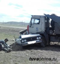 Тува: В результате столкновения легковой автомашины с "КамАЗ" погибли два человека