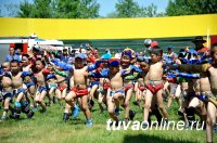 Глава Тувы наградил победителей детского соревнования по борьбе Хуреш и подарил мячи юным футболистам из школы-интерната