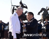 Торжественная церемония вручения госнаград в День России прошла на Набережной Енисея в центре Азии