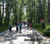 В Национальном парке Тувы можно покататься на самых разных аттракционах, измерить давление и подраться подушками
