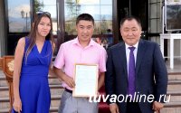 Глава Тувы Шолбан Кара-оол вручил жилищные сертификаты молодым семьям