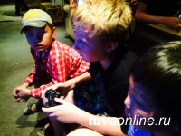 "Добрые сердца Тувы" сводили в кафе "Атмосфера" ребят из школы для неслышащих детей