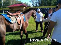 За поддержку и развитие борьбы хуреш Владислава Ховалыга наградили скакуном