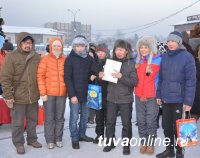 Глава Кызыла Дина Оюн на открытии городской елки наградила лучших авторов ледовых скульптур