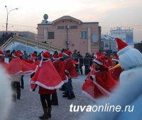 Глава Кызыла Дина Оюн на открытии городской елки наградила лучших авторов ледовых скульптур