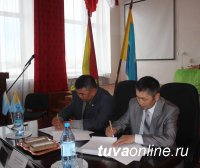 Тува: Овюр и Сут-Холь договорились сотрудничать Тува: Овюр и Сут-Холь договорились сотрудничать