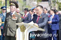 Кызыл: у памятника Тувинским добровольцам в День Победы в юнармейцы посвящены 250 школьников