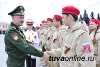 Кызыл: у памятника Тувинским добровольцам в День Победы в юнармейцы посвящены 250 школьников