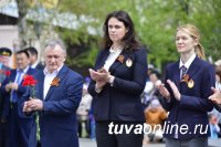 Кызыл: у памятника Тувинским добровольцам в День Победы в юнармейцы посвящены 250 школьников