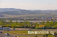 В Туве школьник на лету поймал младшего брата, упавшего с балкона третьего этажа В Туве школьник на лету поймал младшего брата, упавшего с балкона третьего этажа