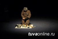 Калмыцкий театр в Туве. Зал аплодирует, стоя Калмыцкий театр в Туве. Зал аплодирует, стоя